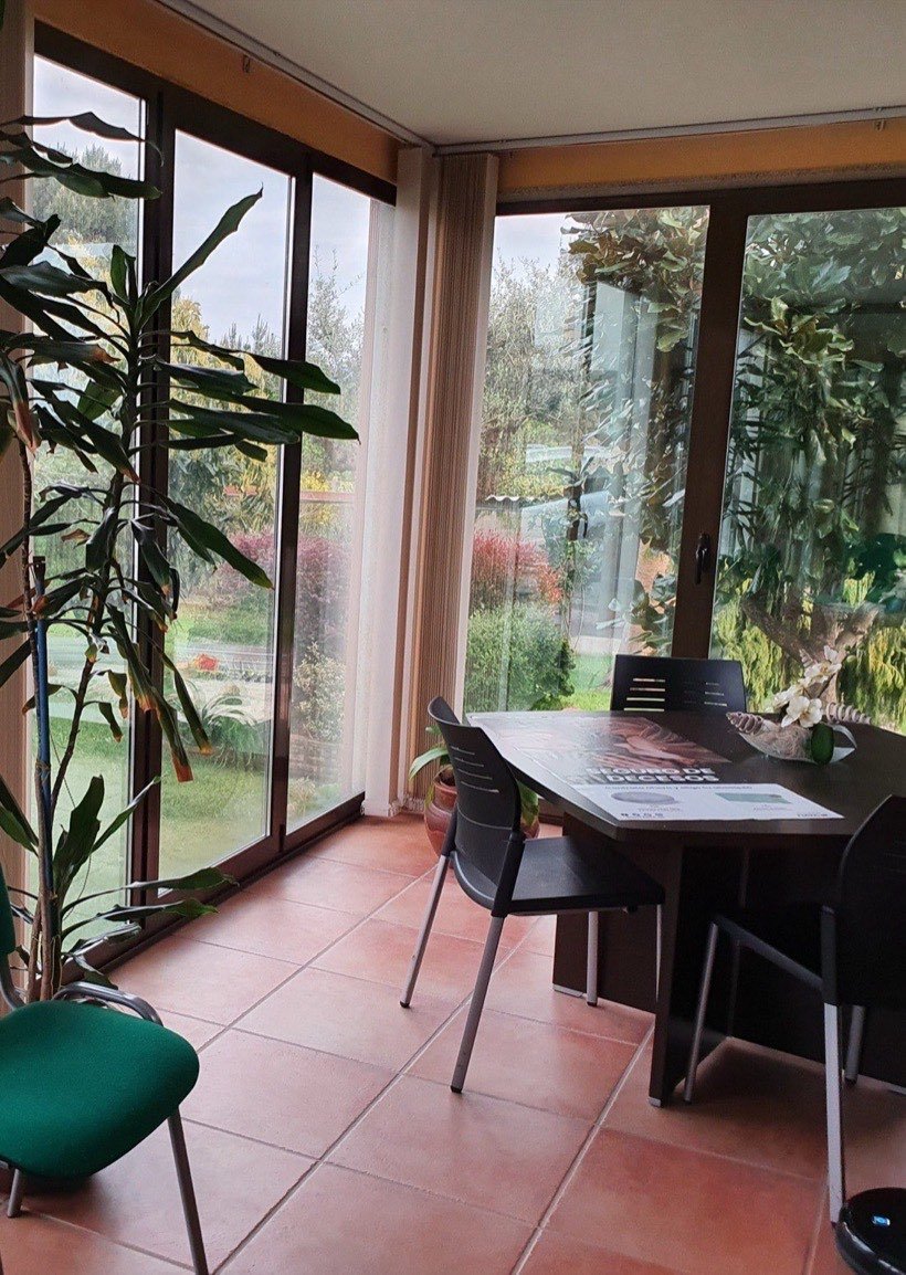 Interior del despacho de Asiaseguros, con vistas al jardín